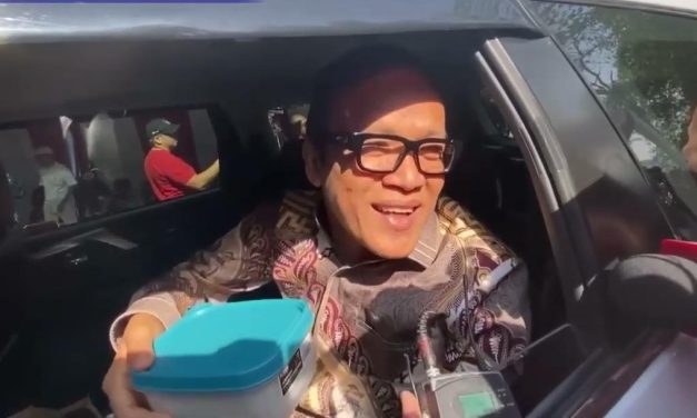 Momen Immanuel Ebenezer Pamer Bekal Curi Perhatian Publik