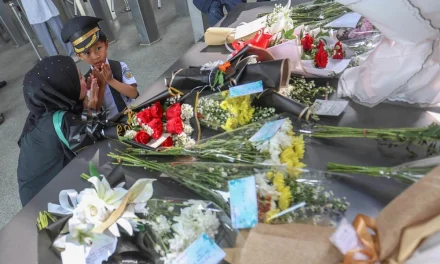 Stasiun Bekasi Timur Dipenuhi Karangan Bunga, Jadi Sorotan
