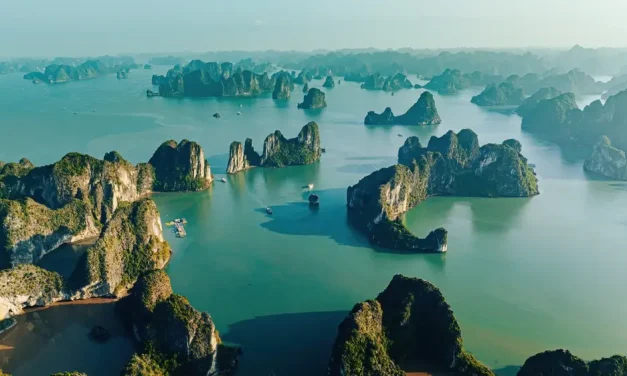 Ha Long Bay Destinasi Wisata Terbaik Di Negeri Naga Biru Guys