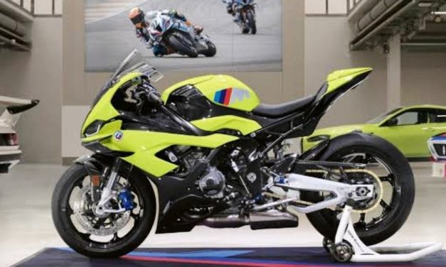 Superbike Premium BMW S 1000 RR Memiliki Tenaga Mesin 999cc