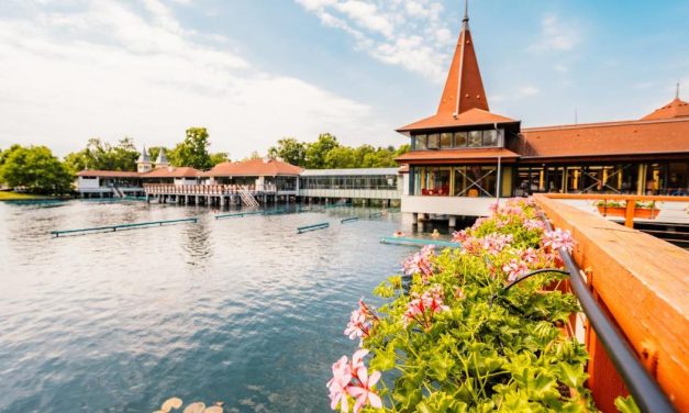 Kota Hévíz Terkenal Dengan Danau Termal Alaminya Yang Indah