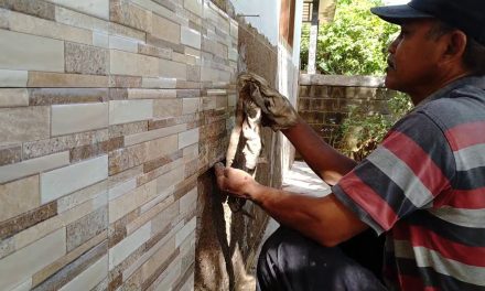 Sangat Estetis! Keramik Batu Alam Untuk Dinding Depan Rumah